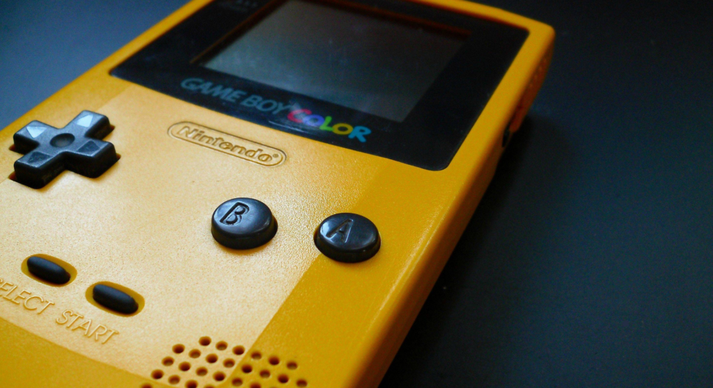 THIS ACCESSORY TRANSFORMS YOUR ANDROID PHONE INTO A GAME BOY